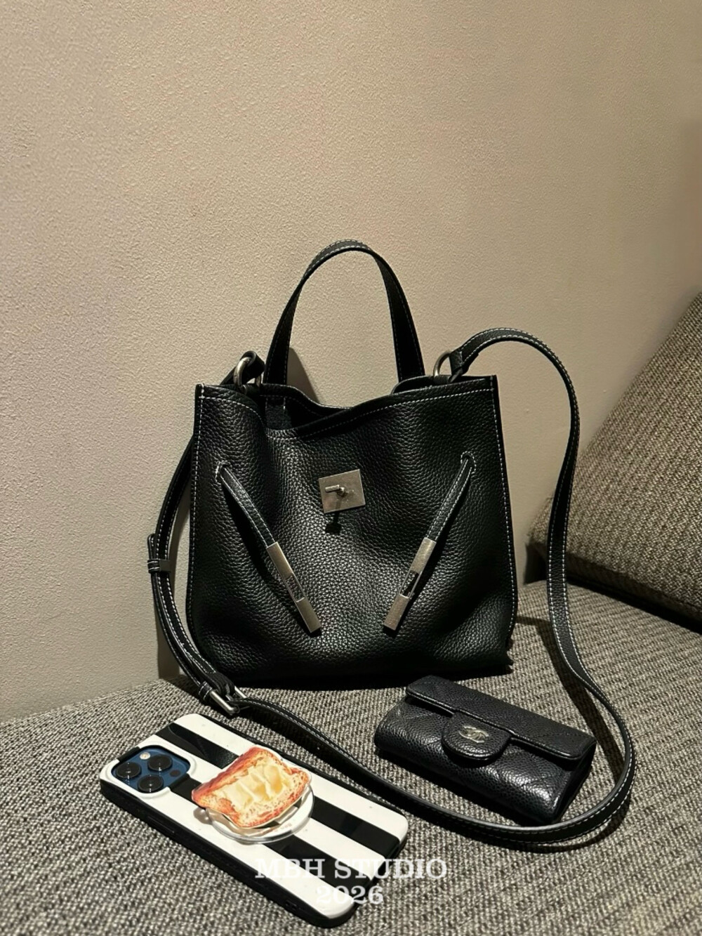MBH 2026 Summer Top Layer Cowhide Kelly Bucket Bag Minimalist Commute Crossbody Handbag with Shoulder Strap and Storage Pouch - Image 4