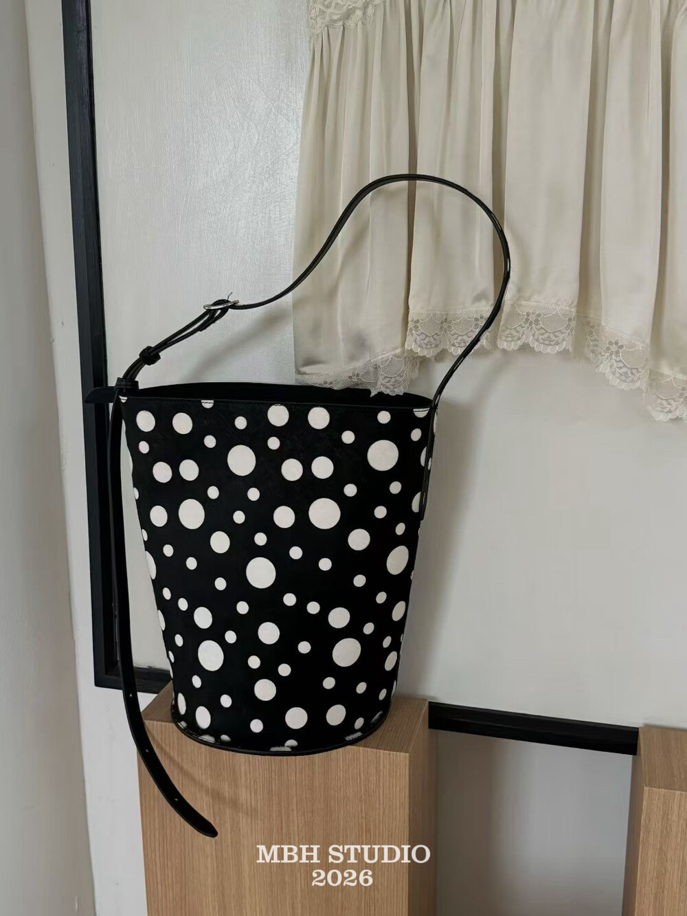 Niche Design Horsehair Polka Dot Bucket Bag Retro Shoulder Crossbody - Image 3