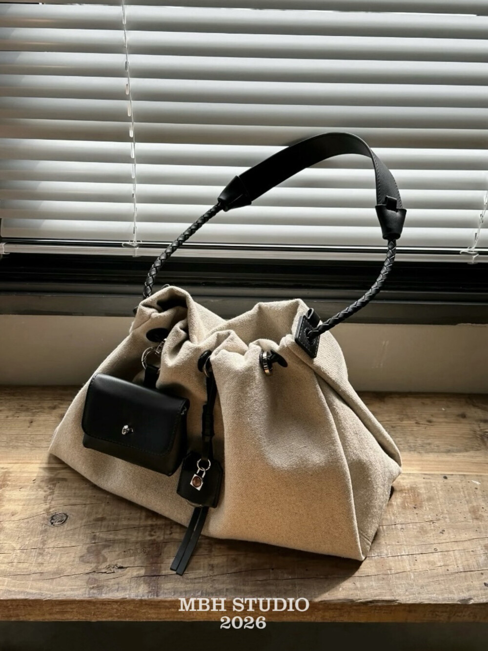 Pragmatic Relaxed Linen Bucket Bag Large Capacity Commuter Drawstring Shoulder Bag with Small Pouch