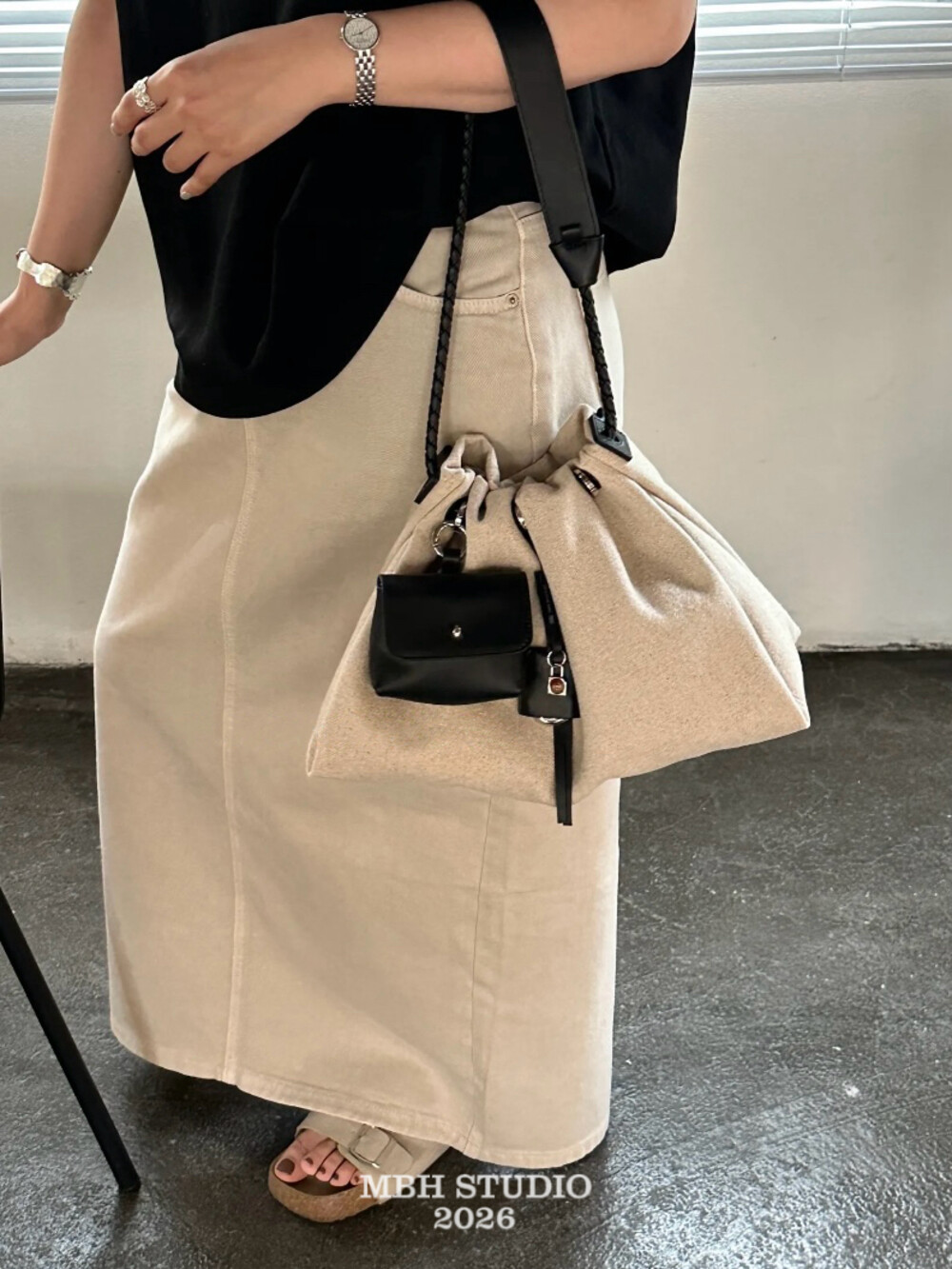Pragmatic Relaxed Linen Bucket Bag Large Capacity Commuter Drawstring Shoulder Bag with Small Pouch - Image 2