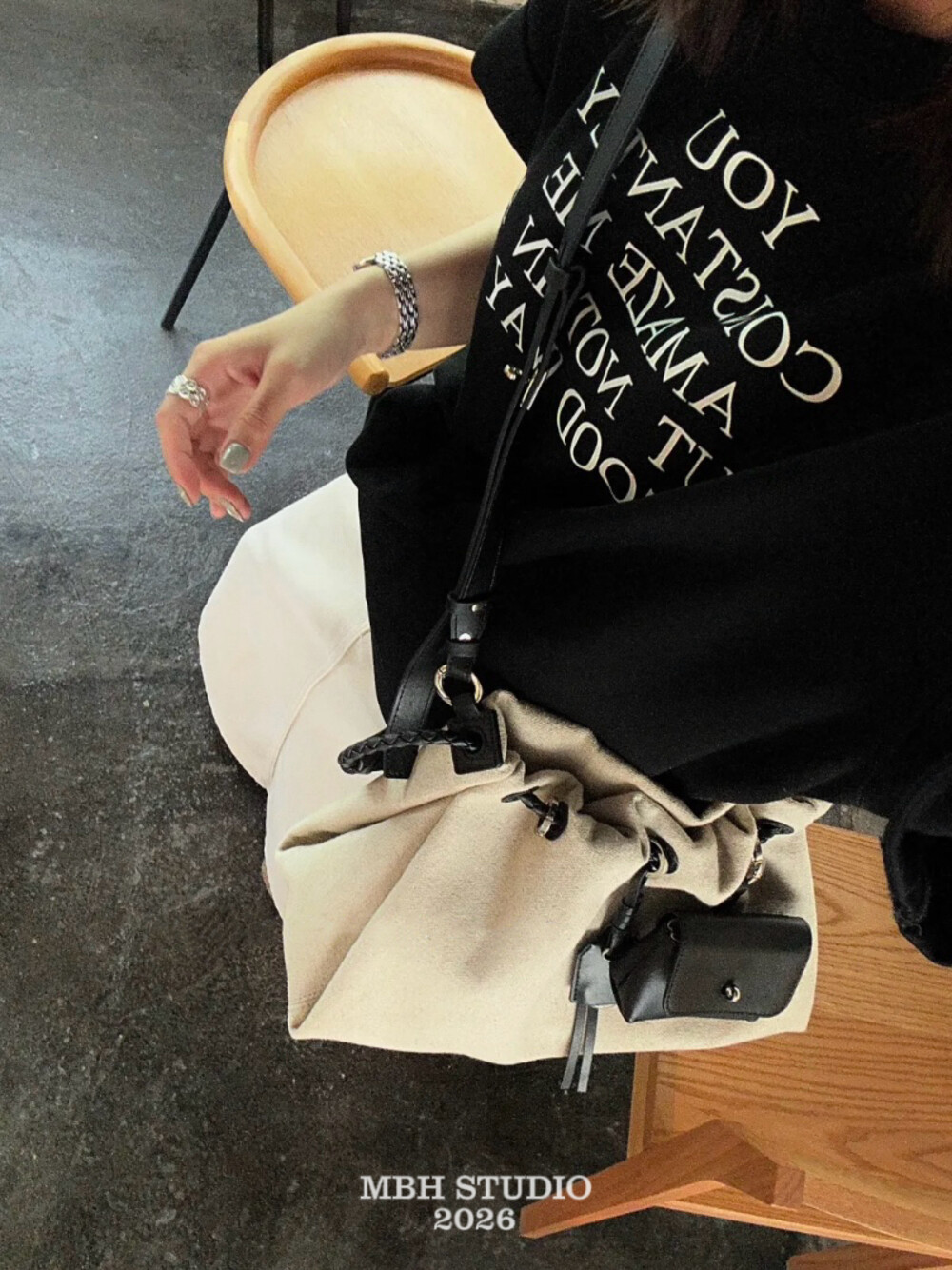 Pragmatic Relaxed Linen Bucket Bag Large Capacity Commuter Drawstring Shoulder Bag with Small Pouch - Image 3